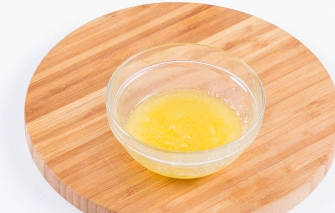 1. Этап. Пирог с творогом и яблоками: 6. 30 грамм масла растапливаю и смешиваю с 50 граммами сахар. Это будет глазурь.