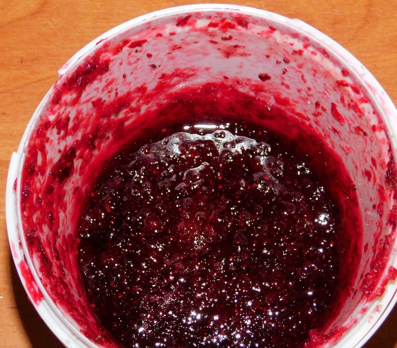 1. Этап. Противовирусный имбирный напиток с клюквой: Необходимое количество клюквы измельчите блендером в пюре и добавьте в кастрюлю. Доведите до кипения и выключите. Дайте напитку настояться минут 20.