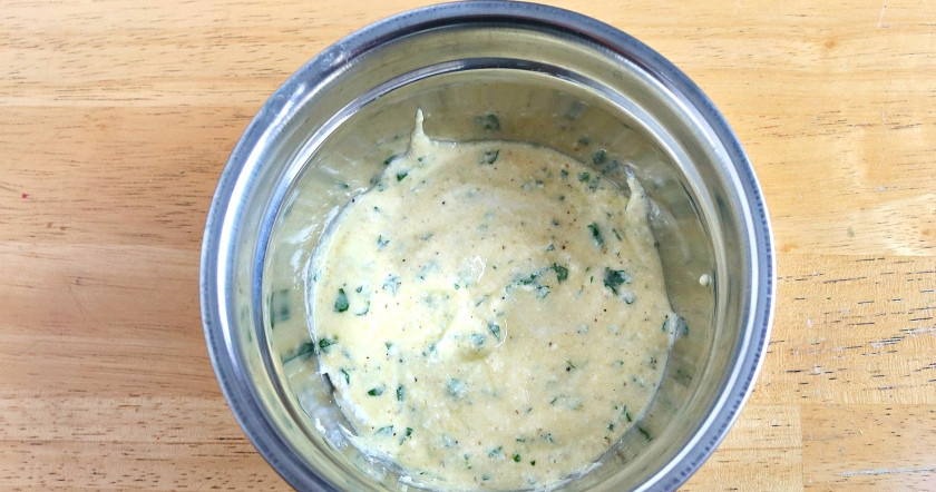 1. Этап. Фаршированные помидоры по-итальянски: Теперь сделайте начинку. Рикотту перетрите с яйцом, мелко нарубленным шпинатом и петрушкой, измельчённым чесноком, луковым порошком, перцем и солью.