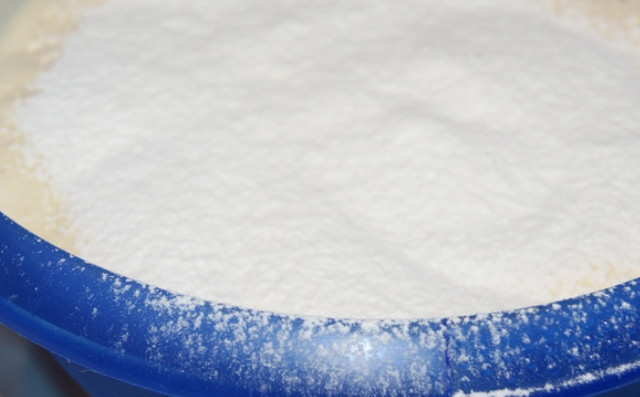 1. Этап. Генуэзский бисквит: Просеиваем муку с разрыхлителем и крахмалом. Вмешиваем 1/3 часть в яичную массу.