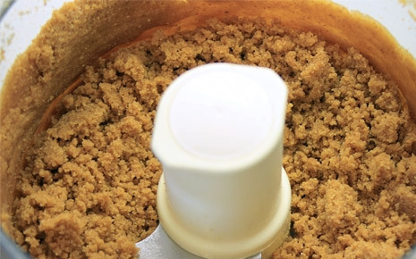 1. Этап. Чизкейк из печенья: В крошку добавляем мягкое сливочное масло и 50 г сахара, еще раз перебиваем миксером.