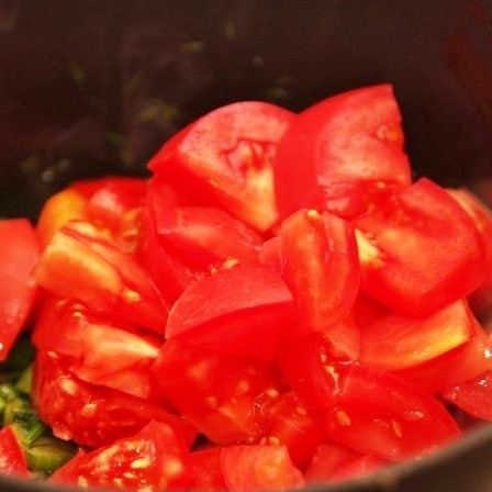 1. Этап. Жаркое из конины: Сразу вслед за этим добавляем крупно нарезанные помидоры. Перемешиваем содержимое кастрюли и готовим 30 минут на среднем огне, время от времени помешивая. За это время содержимое кастрюли должно превратиться в пюреобразную массу.