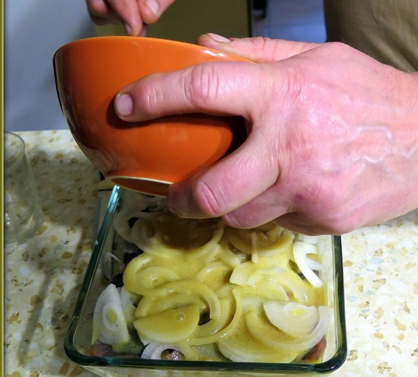 1. Этап. Горчичный соус для селедки: 7. На селедку я обычно выкладываю нарезанный кольцами или полукольцами лук, поливаю все соусом.