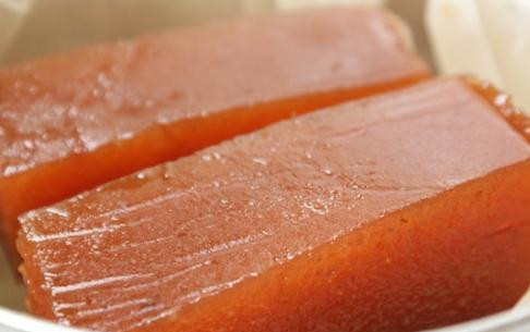 1. Этап. Паштет из айвы: Наутро ставим эти же формы в совсем немного разогретую (50-60 градусов) духовку на 2-3 часа, чтобы пюре загустело и затвердело. Время от времени, где-то раз в 40 минут, переворачиваем пласты паштета. Затем достаем паштет, разрезаем на брикеты нужного размера и формы, заворачиваем в вощеную бумагу и оставляем в прохладном месте еще на пару дней. Затем паштет из айвы можно класть в пустые и сухие банки, закручивать, и паштет может храниться в таком виде до 6 месяцев.