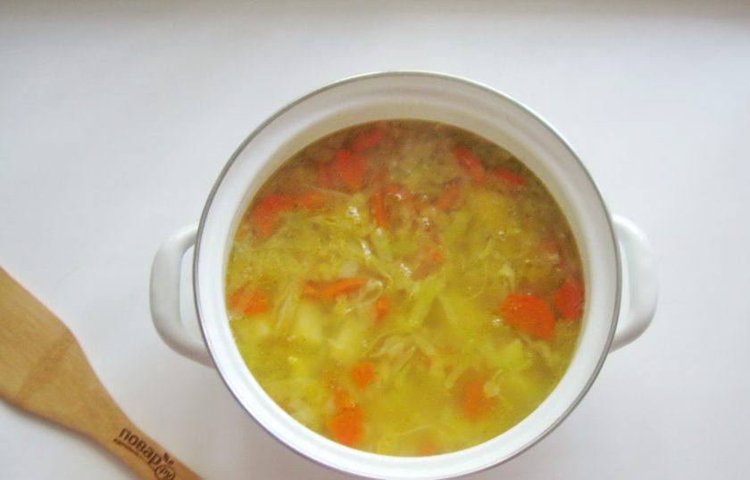 1. Этап. Суп с чечевицей и капустой: Варите суп еще 10-15 минут до готовности всех ингредиентов.