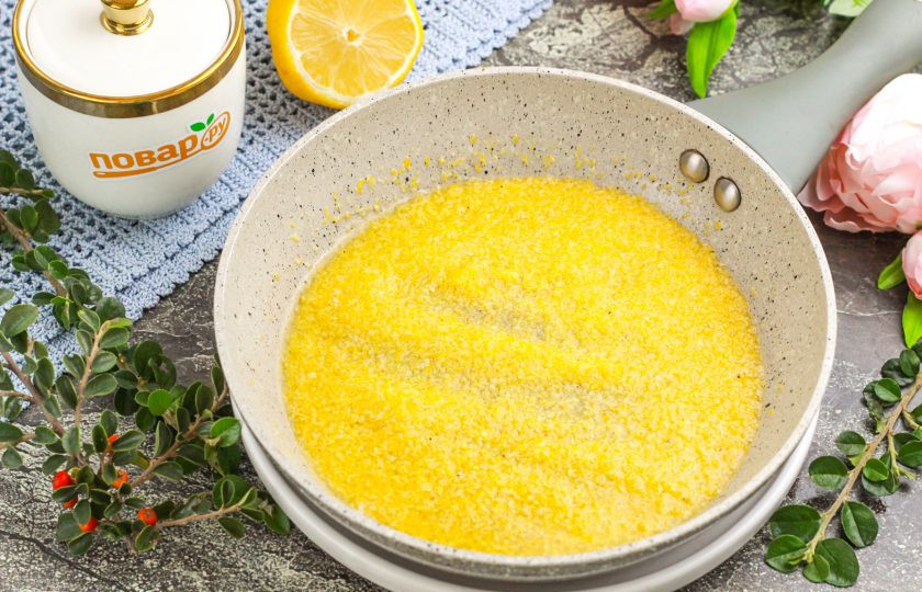 1. Этап. Соус сухарный: Протомите на плите 2-3 минуты, пока сухари не впитают в себя сливочное масло. Затем влейте горячую воду и доведите соус до кипения. Выключите нагрев — соус полностью готов!