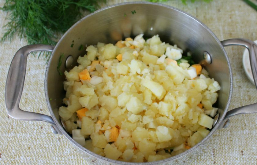 1. Этап. Грибной холодный суп: Картофель варим вместе с яйцами, но вынимаем позже, 25 минут, примерно, понадобится для приготовления картофеля. Вареный картофель чистим, режем и добавляем к остальным ингредиентам.