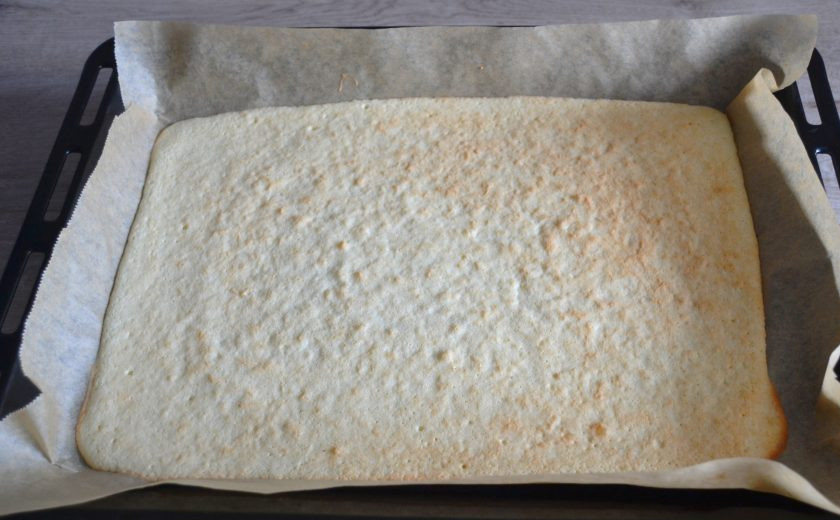 1. Этап. Торт Груши в карамели: Выпекайте миндальный бисквит при температуре 175 градусов 12 минут.