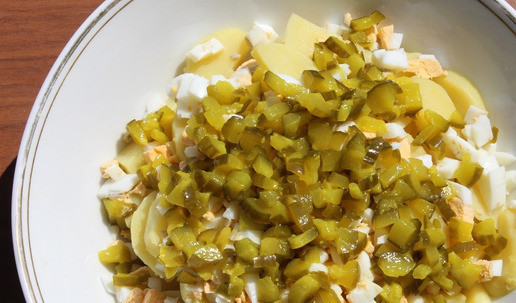 1. Этап. Картофельный салат: Порезать кубиком маринованные огурцы и добавить в салатник.