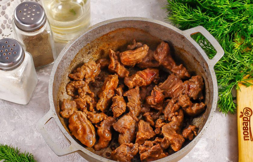 1. Этап. Говяжьи щечки с ризотто из сельдерея: Влейте в казан 1 ст.л. растительного масла и обжарьте в нем кусочки говядины. Они сначала выпустят сок, затем потушите их примерно 10-15 минут до его испарения. Потом лишь говядина обжарится.