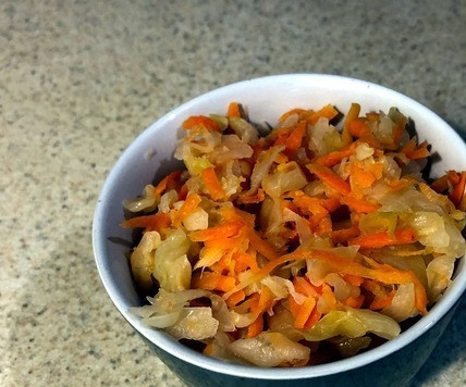 1. Этап. Квашеная капуста с морковью и кольраби: Можно уже пробовать через 3-4 дня. Перед подачей, отжимаем 