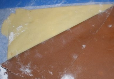 1. Этап. Печенье День и ночь: Оставшееся тесто по отдельности раскатываем в два тонких пласта. Выкладываем один на другой.