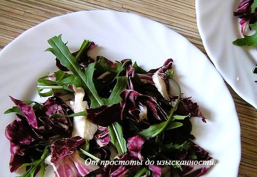 1. Этап. Салат с грушей и свекольным желе: Салатный микс разложите по четырем тарелкам. Посолите, поперчите.