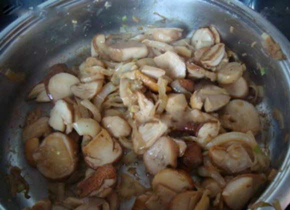 1. Этап. Картофель, запеченный с мясом и грибами: 3. Грибы тщательно промойте под водой, просушите салфеткой. Нарежьте не большими, но и не совсем мелкими, кусочками. Добавьте обжариваться на сковороду к луку, все вместе обжаривайте еще 5-7 минут на сильном огне, постоянно помешивая. В конце посолите и поперчите.