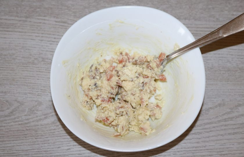 1. Этап. Чернослив фаршированный грецкими орехами: Всё хорошо перемешайте.