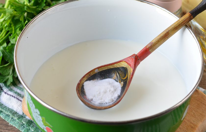 1. Этап. Пирожки с картошкой по бабушкиному рецепту: Влейте простоквашу в емкость для замеса теста. Добавьте соду и перемешайте.