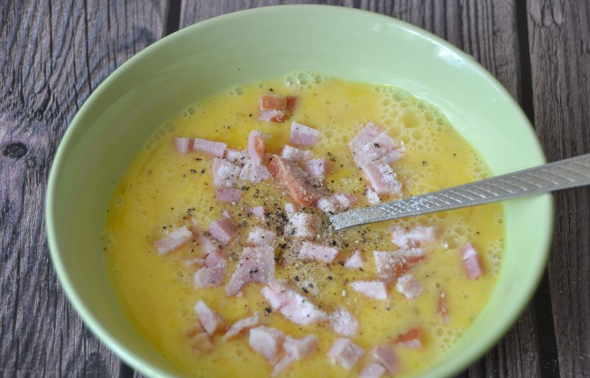 1. Этап. Фриттата по-испански: Добавьте к яйцам мелко нарезанную ветчину, посолите, поперчите.