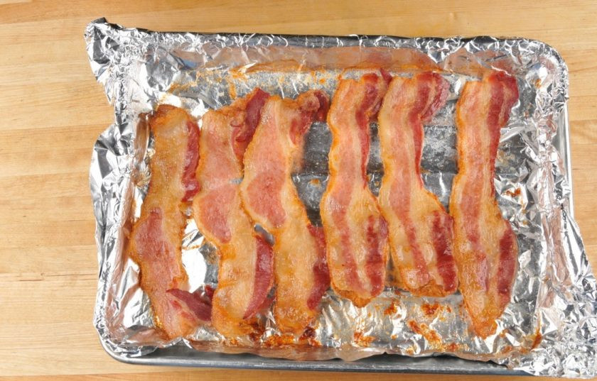 1. Этап. Тосты с Нутеллой и беконом: 3. В это же время ломтики бекона отправьте запекаться в духовку при 200 градусах на 11 минут.