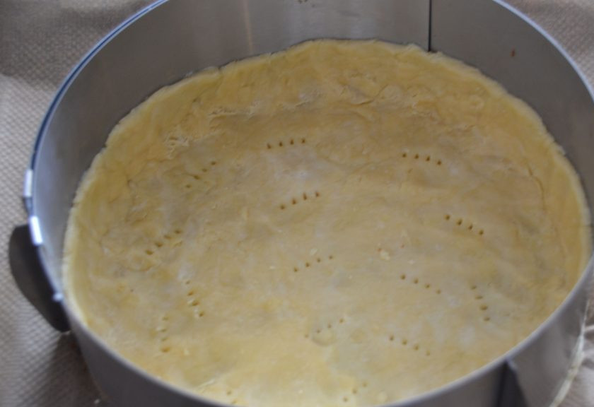 1. Этап. Киш с копченой курицей: Достаньте из холодильника тесто, выложите его в форму для запекания, сформируйте бортики высотой примерно 2 см. Дно наколите вилкой, запеките при температуре 180 градусов в течение 15 минут. У меня использована форма — разъемное кольцо, на котором установлен диаметр 23 см.