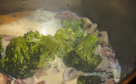 1. Этап. Фузилли с ветчиной и брокколи: Добавьте к ветчине с луком нарезанные пластинками шампиньоны, брокколи, петрушку и жирные сливки. Тушите в течение нескольких минут, постоянно помешивая.