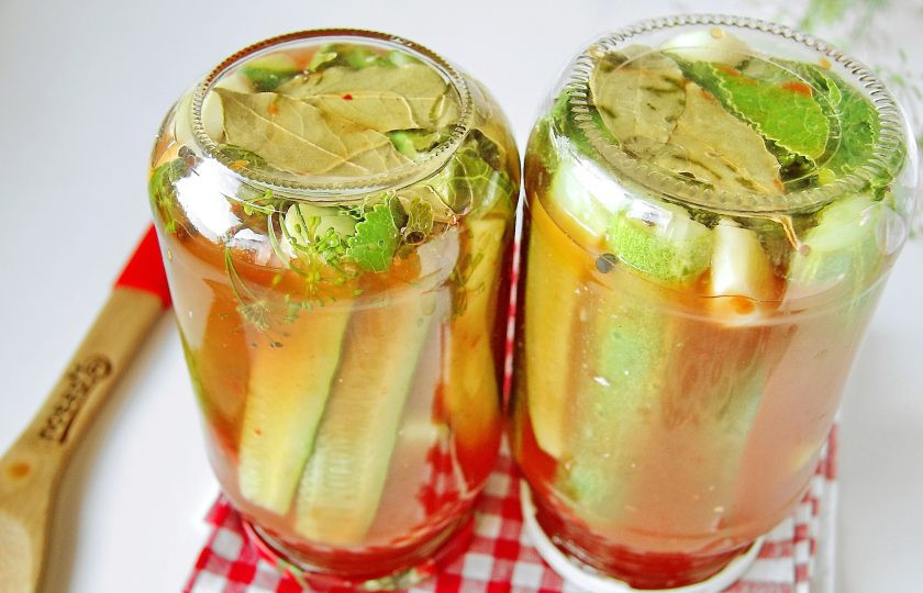 1. Этап. Огурцы с кетчупом на зиму: Банки закрутите, переверните вверх дном, укутайте и оставьте до остывания.