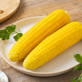 Варёная кукуруза со сливочным маслом