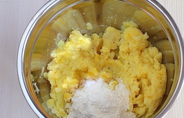 1. Этап. Постные картофельные пирожки: 2. Картофель очистите и отварите до готовности. Слейте воду, сделайте пюре. Добавьте муку, крахмал, соль и перец, вымешайте всё до однородности.