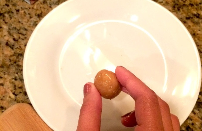 1. Этап. Индийские лепешки Пури: 6. Вылейте немного растительного масла в тарелку, обмакните в него шарики теста.