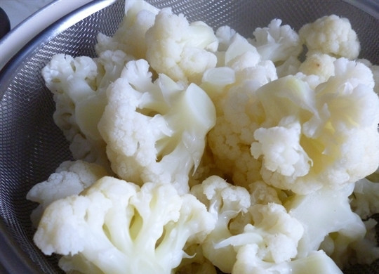 1. Этап. Цветная капуста в яйце и сухарях: Когда цветная капуста будет готова, мы откидываем ее на дуршлаг и ждем, пока она остынет.