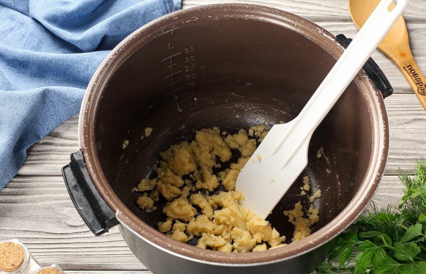 1. Этап. Сливочный соус в мультиварке: В растопленное масло добавьте муку и тщательно перемешайте, прогрейте пару минут.