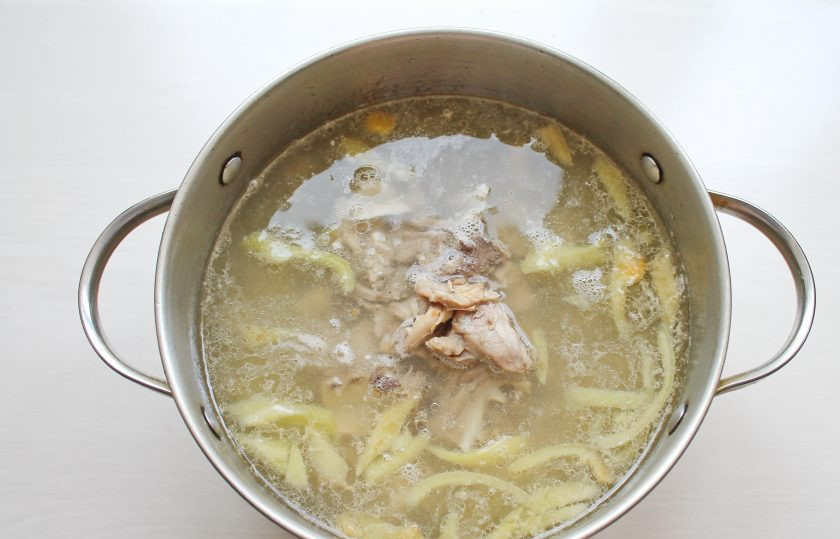 1. Этап. Украинский борщ с квашеной капустой: Добавьте в суп мясо и варите еще 5 минут.