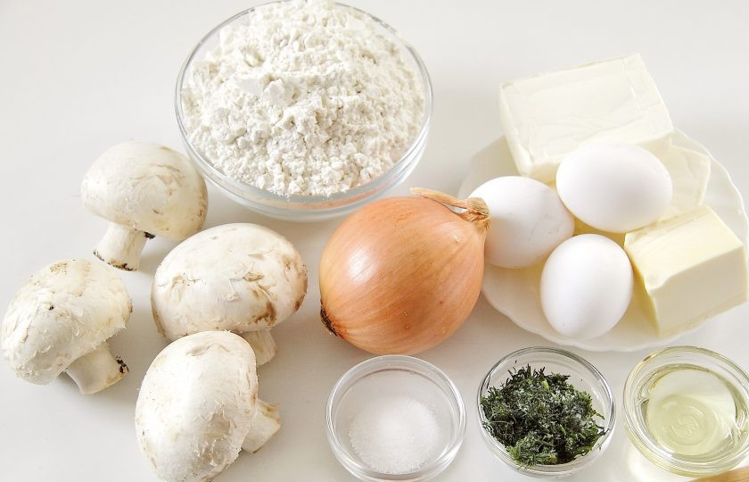 1. Этап. Пирог Сырно-грибное удовольствие: Подготовьте все ингредиенты.