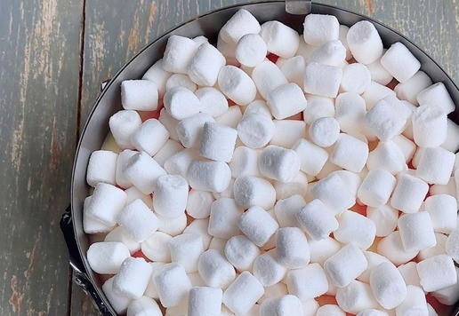 1. Этап. Чизкейк с маршмеллоу: Далее высыпаем поверх чизкейка мини-маршмеллоу (100 гр.) и готовим в духовке на режиме конвекция, при температуре 200 гр., пока маршмеллоу не зарумянятся. Дать чизкейку полностью остыть. Убрать в холодильник на ночь.