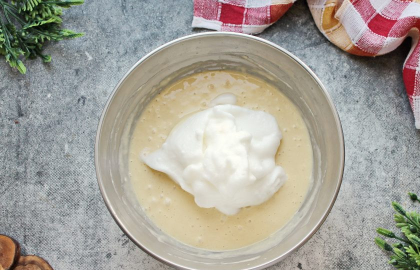 1. Этап. Кулич с шоколадной начинкой: В белки добавьте соль и взбейте до плотных пиков. Добавьте их в опару и перемешайте аккуратно до однородной массы.