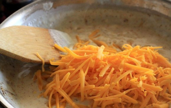 1. Этап. Соус для начос: 6. Выложите на сковороду сыр.