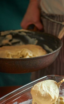 1. Этап. Тетраццини: Выложить на мясо половину соуса.