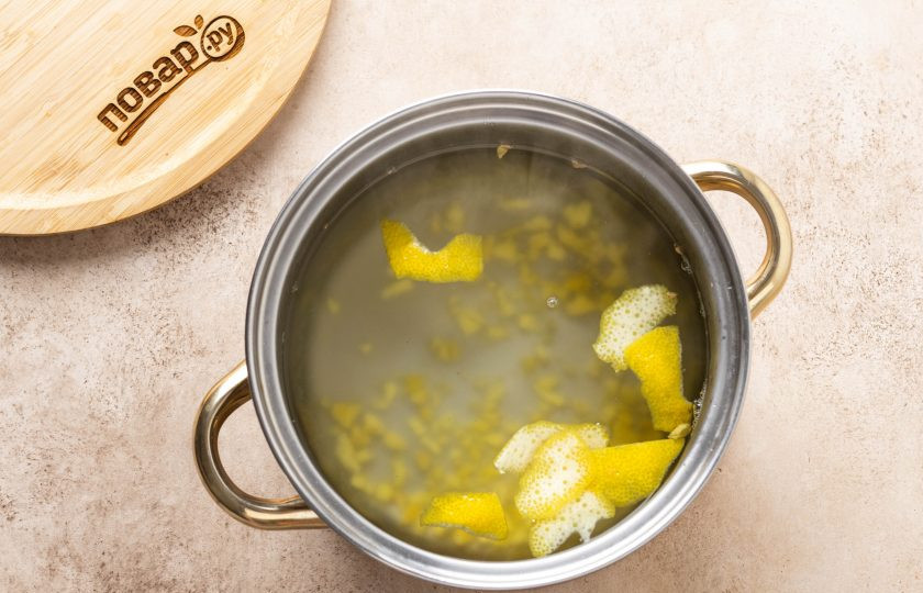 1. Этап. Имбирный квас: Влейте горячую воду, накройте крышкой и оставьте так, пока температура не понизится до 38 градусов. Вода должна стать теплой.