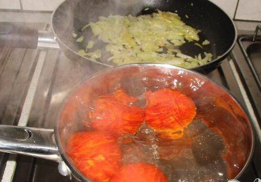 1. Этап. Тунец в томатном соусе: 2. Разогреть 3 ст.л. оливкового масла на среднем огне в сковородке и добавить лук. Пассировать 15 минут, пока он не зарумянится. Мешать во время жарки, чтобы лук приготовился равномерно. В кастрюле нагреть немного воды.