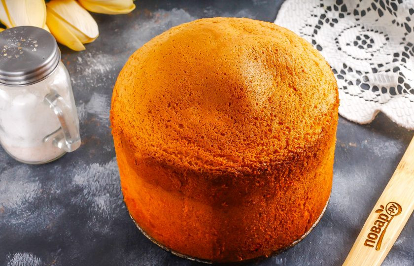 1. Этап. Банановый торт с карамелью: Выложите тесто в форму, разровняйте и поместите форму в духовку на 20-25 минут, выпекая бисквит до румяности. Затем извлеките форму и переверните на бок, дайте выпечке остыть, а после аккуратно снимите форму.