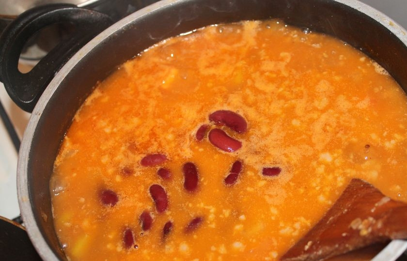 1. Этап. Мексиканский суп с фаршем: Через 2 минуты добавляем фарш в кастрюлю к овощам. Варим на среднем огне 15 минут. В самом конце добавляем 200 грамм промытой консервированной красной фасоли и варим еще 5 минут.