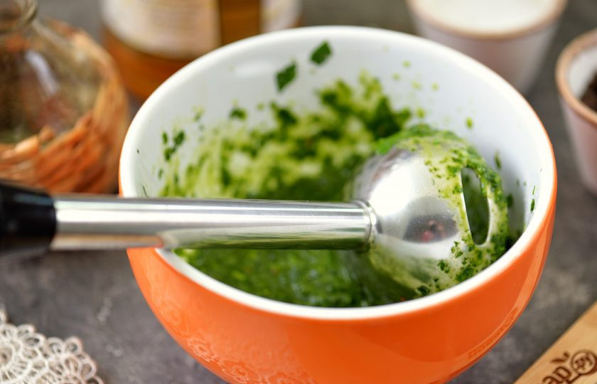1. Этап. Зеленый соус: Пробейте содержимое миски погружным блендером до однородного состояния. Густоту соуса можете регулировать маслом. Попробуйте на соль.