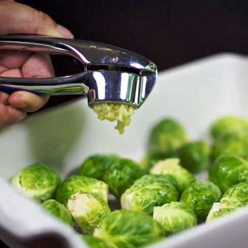 1. Этап. Гарнир из брюссельской капусты: Туда же выдавливаем пару зубчиков чеснока.