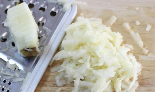 1. Этап. Овсяная каша для малышей: 2. Очистите яблоко и натрите на терке.