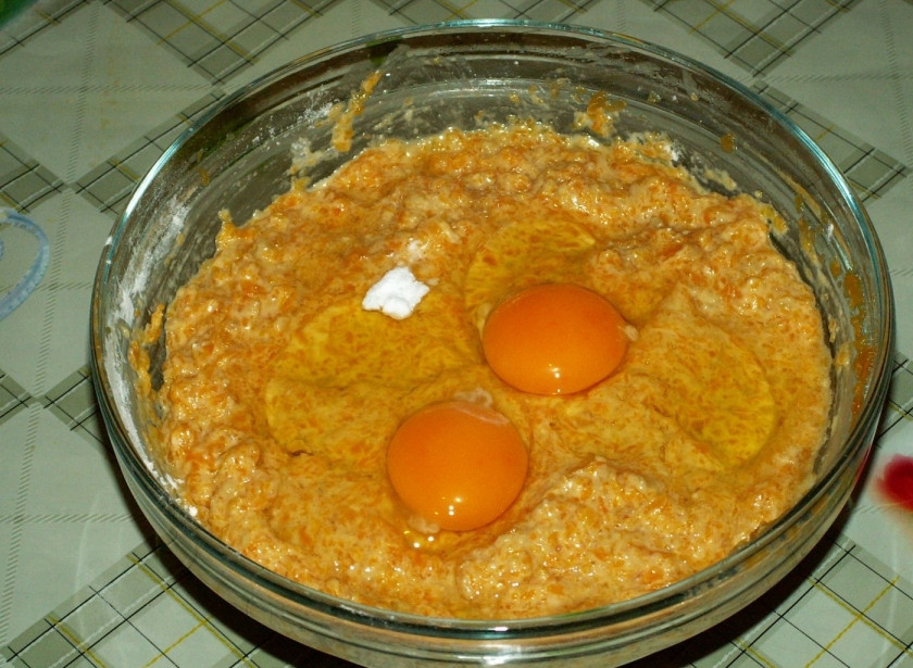 1. Этап. Диетические оладьи из тыквы: Добавьте яйца и щепотку соды.