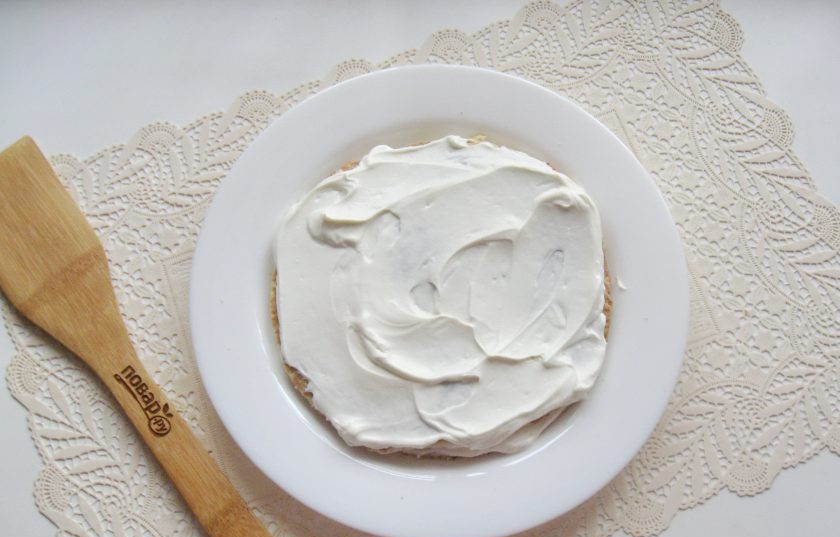 1. Этап. Сметанный торт с грецкими орехами: Корж выложите на блюдо и смажьте кремом.