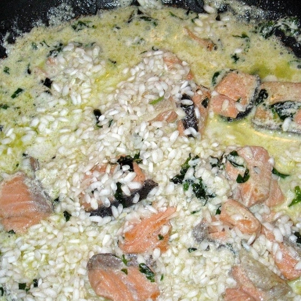 1. Этап. Ризотто с красной рыбой: Затем добавляем в сковороду промытый рис. Перемешиваем и обжариваем 2-3 минуты.