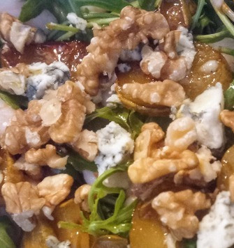 1. Этап. Салат с креветками и грушей: Добавить мелко нарезанные сыр Дорблю и грецкие орехи.