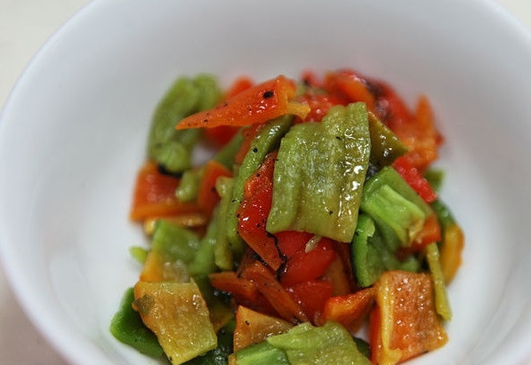 1. Этап. Жареная говядина с овощами: 5. Болгарский перец промойте, разрежьте наполовину, вытащите семенную коробку и плодоножку. Порежьте перец небольшими квадратиками.