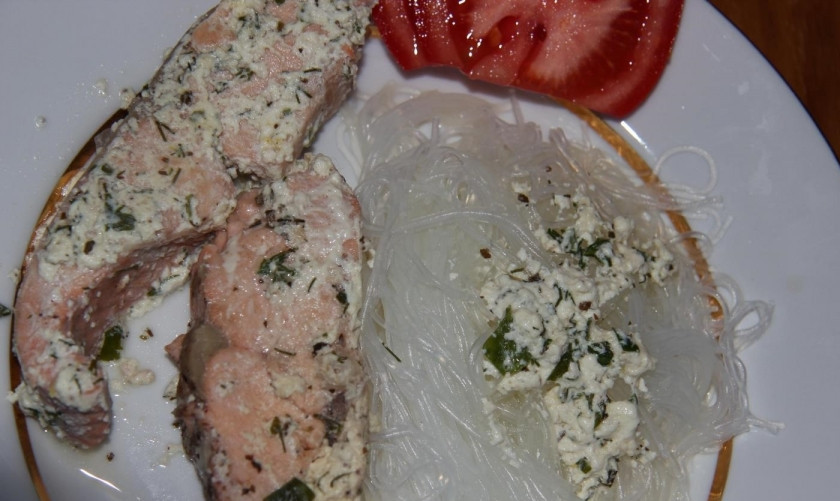 1. Этап. Красная рыба под сливочным соусом: 10. Подаю красную рыбу под сливочным соусом с гарниром из стеклянной лапши и свежими овощами.