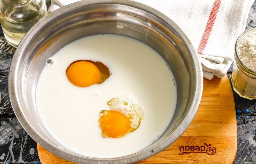 1. Этап. Блины на минералке и молоке: Вбейте куриные яйца в глубокую миску. Всыпьте соль и влейте молоко любой жирности, оно должно быть комнатной температуры. Вы можете приготовить не соленые, а сладкие блины, добавляя на этом этапе сахарный песок по вкусу. Взбейте все венчиком или вилкой.